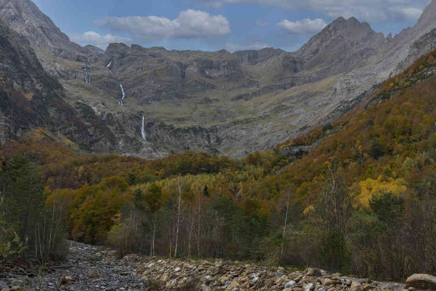 Huesca - parque nacional de Ordesa y Monte Perdido - valle de Pineta 05 - cascadas del Cinca.jpg